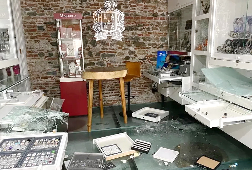 La Guardia Civil continúa la investigación del atraco ocurrido la madrugada del sábado en una joyería de Almuñécar.